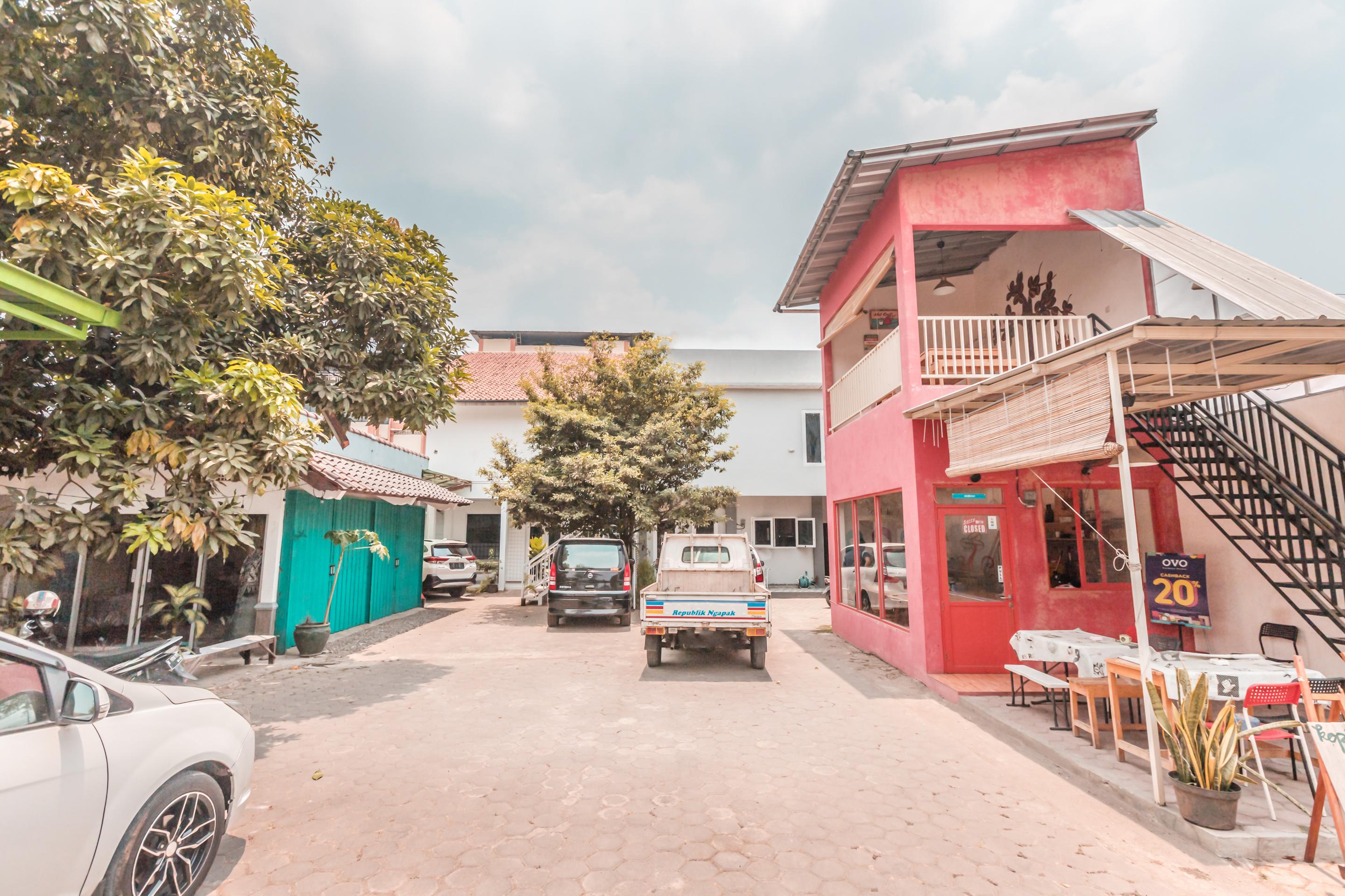 Oyo 1555 Unik Guesthouse Syariah Jakarta Exterior foto